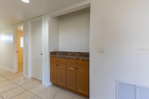 Condo in Englewood, Florida, 2 bedrooms  № 2108386 - photo 9