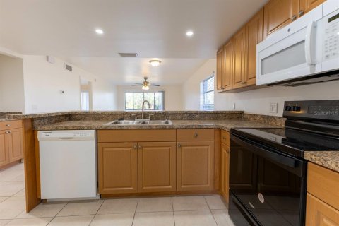 Condo in Englewood, Florida, 2 bedrooms  № 2108386 - photo 7