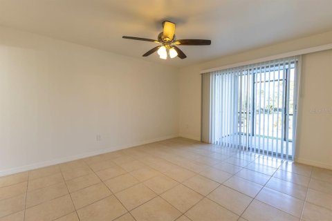Condo in Englewood, Florida, 2 bedrooms  № 2108386 - photo 16