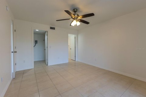 Condo in Englewood, Florida, 2 bedrooms  № 2108386 - photo 17
