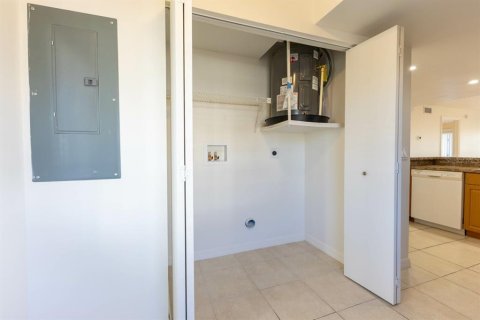 Condo in Englewood, Florida, 2 bedrooms  № 2108386 - photo 19