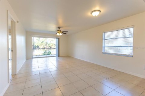 Condo in Englewood, Florida, 2 bedrooms  № 2108386 - photo 10