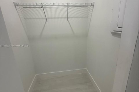 Снять в аренду квартиру в Хайалиа, Флорида 2 спальни, 80.36м2, № 1971231 - фото 12