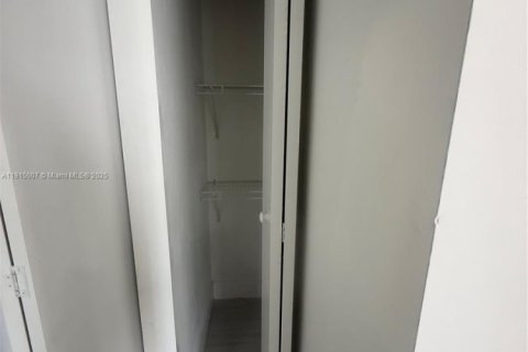 Снять в аренду квартиру в Хайалиа, Флорида 2 спальни, 80.36м2, № 1971231 - фото 10