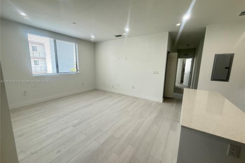 Снять в аренду квартиру в Хайалиа, Флорида 2 спальни, 80.36м2, № 1971231 - фото 2