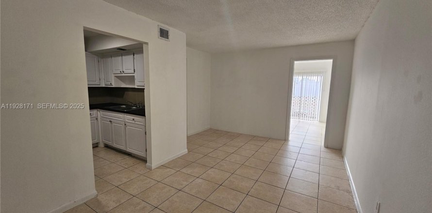 Condominio en Lauderdale Lakes, Florida, 2 dormitorios № 1988294