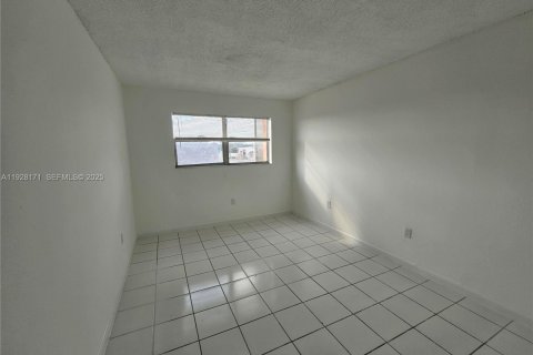 Condominio en venta en Lauderdale Lakes, Florida, 2 dormitorios, 102.19 m2 № 1988294 - foto 5