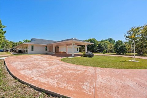 House in Homestead, Florida 3 bedrooms, 207.92 sq.m. № 1999906