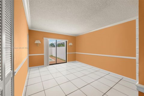 House in Miami, Florida 4 bedrooms, 231.88 sq.m. № 1890255 - photo 16