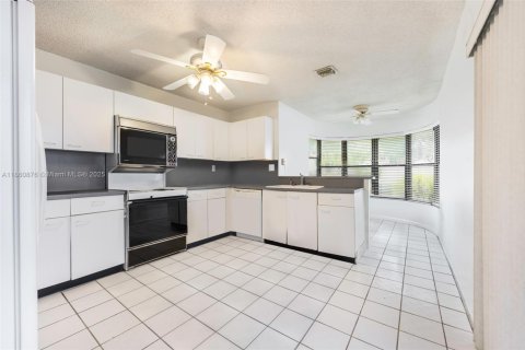 House in Miami, Florida 4 bedrooms, 231.88 sq.m. № 1890255 - photo 13