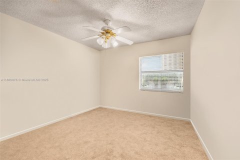 House in Miami, Florida 4 bedrooms, 231.88 sq.m. № 1890255 - photo 18