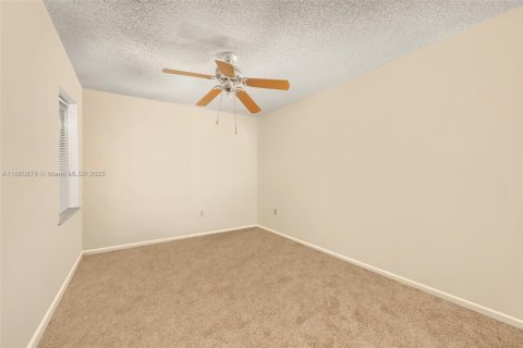 House in Miami, Florida 4 bedrooms, 231.88 sq.m. № 1890255 - photo 20
