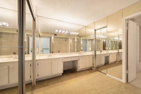 House in Miami, Florida 4 bedrooms, 231.88 sq.m. № 1890255 - photo 24