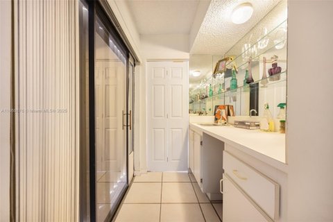 House in Miami, Florida 4 bedrooms, 231.88 sq.m. № 1890255 - photo 25