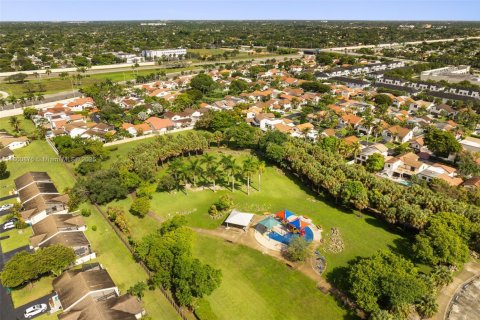 House in Miami, Florida 4 bedrooms, 231.88 sq.m. № 1890255 - photo 30