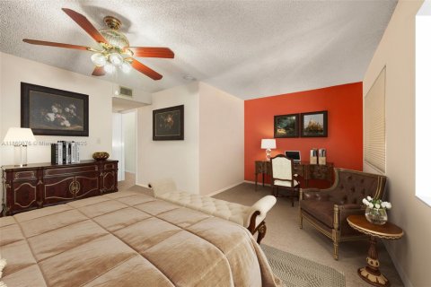 House in Miami, Florida 4 bedrooms, 231.88 sq.m. № 1890255 - photo 22