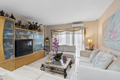 Condo in Lauderhill, Florida, 2 bedrooms  № 2183038 - photo 2