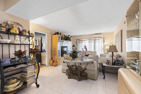 Condo in Lauderhill, Florida, 2 bedrooms  № 2183038 - photo 7
