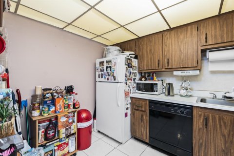 Condo in Lauderhill, Florida, 2 bedrooms  № 2183038 - photo 9