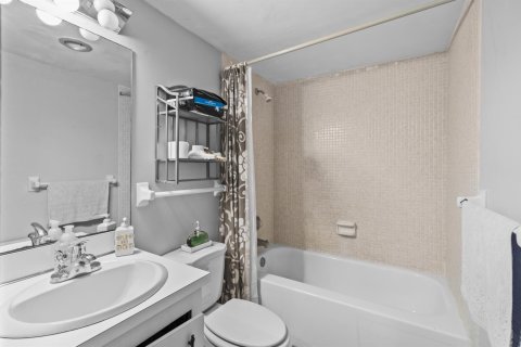 Condo in Lauderhill, Florida, 2 bedrooms  № 2183038 - photo 13