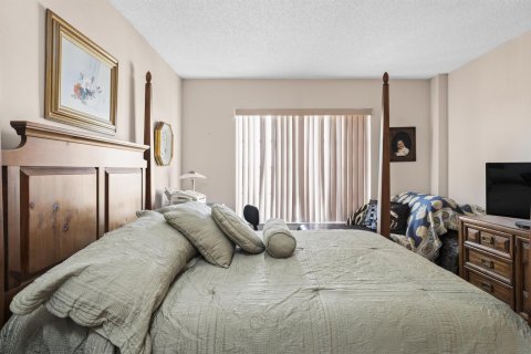 Condo in Lauderhill, Florida, 2 bedrooms  № 2183038 - photo 12