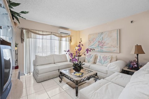 Condo in Lauderhill, Florida, 2 bedrooms  № 2183038