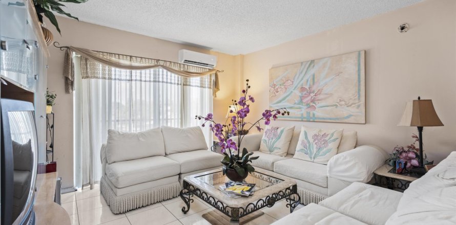 Condo in Lauderhill, Florida, 2 bedrooms  № 2183038