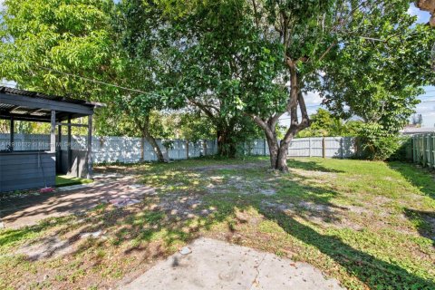 Villa ou maison à vendre à Hollywood, Floride: 3 chambres, 128.02 m2 № 2082222 - photo 2
