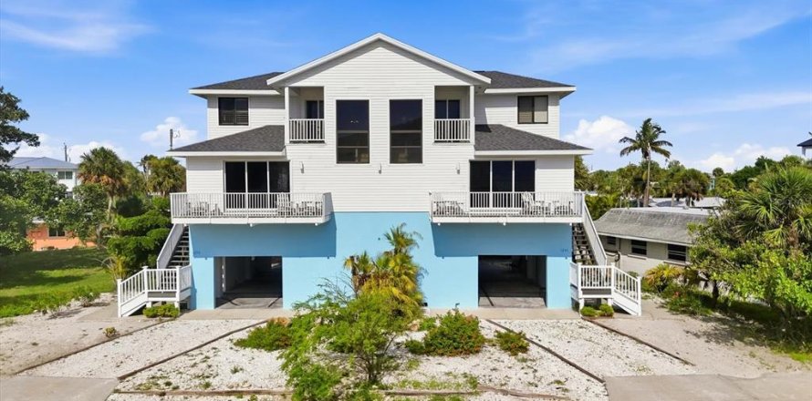 Immobilier commercial à Englewood, Floride 4 chambres, 246.38 m2 № 2267187