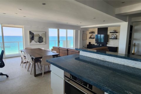 Снять в аренду кондоминиум в Серфсайд, Флорида 4 спальни, 263.66м2, № 1974216 - фото 14