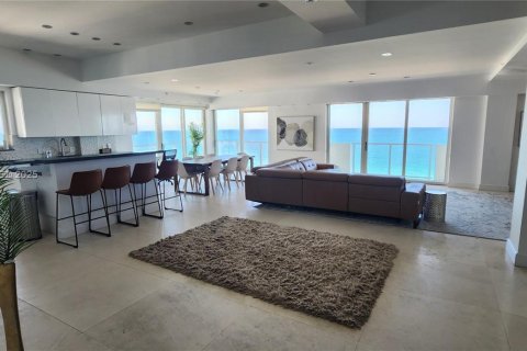 Снять в аренду кондоминиум в Серфсайд, Флорида 4 спальни, 263.66м2, № 1974216 - фото 10