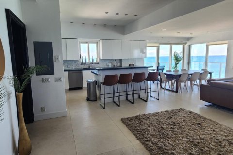 Снять в аренду кондоминиум в Серфсайд, Флорида 4 спальни, 263.66м2, № 1974216 - фото 9