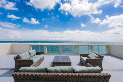 Снять в аренду кондоминиум в Серфсайд, Флорида 4 спальни, 263.66м2, № 1974216 - фото 6