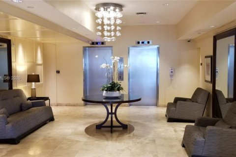 Снять в аренду кондоминиум в Серфсайд, Флорида 4 спальни, 263.66м2, № 1974216 - фото 21