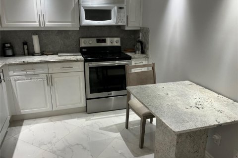 Снять в аренду кондоминиум в Халландейл-Бич, Флорида 2 спальни, 104.98м2, № 2006044 - фото 10