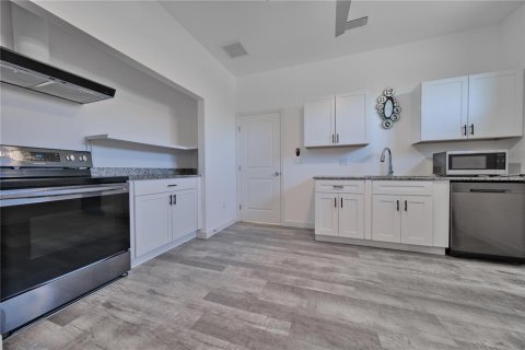 House in Englewood, Florida 3 bedrooms, 124.86 sq.m. № 1914610 - photo 22