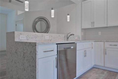 House in Englewood, Florida 3 bedrooms, 124.86 sq.m. № 1914610 - photo 7