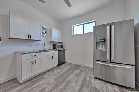 House in Englewood, Florida 3 bedrooms, 124.86 sq.m. № 1914610 - photo 19