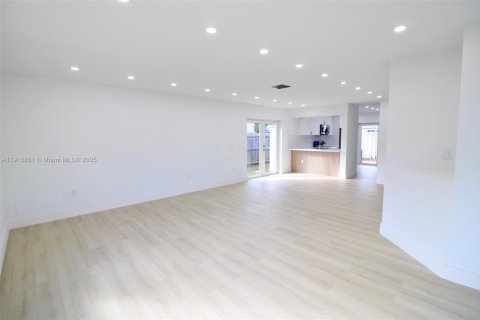 Casa en venta en Cutler Bay, Florida, 3 dormitorios, 127.18 m2 № 1970593 - foto 3