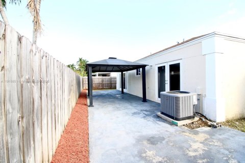 Casa en venta en Cutler Bay, Florida, 3 dormitorios, 127.18 m2 № 1970593 - foto 25