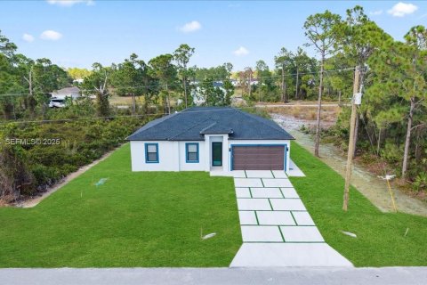 House in Lehigh Acres, Florida 3 bedrooms, 117.99 sq.m. № 1989333 - photo 10