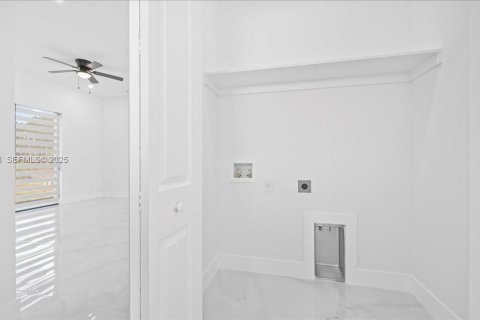 House in Lehigh Acres, Florida 3 bedrooms, 117.99 sq.m. № 1989333 - photo 22