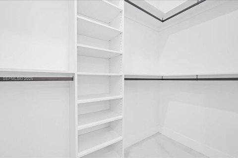 House in Lehigh Acres, Florida 3 bedrooms, 117.99 sq.m. № 1989333 - photo 13