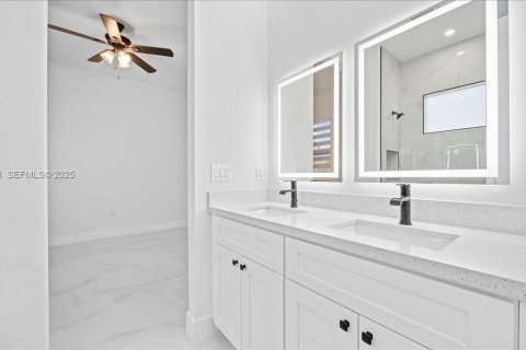 House in Lehigh Acres, Florida 3 bedrooms, 117.99 sq.m. № 1989333 - photo 14