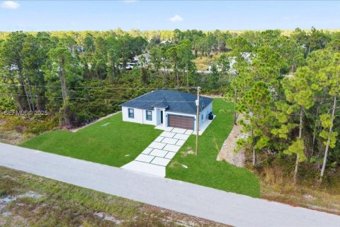 House in Lehigh Acres, Florida 3 bedrooms, 117.99 sq.m. № 1989333 - photo 8