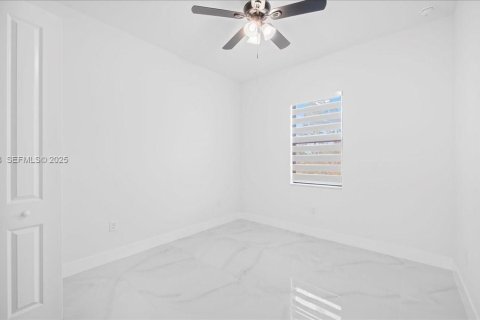 House in Lehigh Acres, Florida 3 bedrooms, 117.99 sq.m. № 1989333 - photo 25