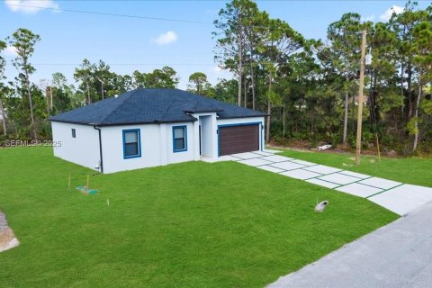 House in Lehigh Acres, Florida 3 bedrooms, 117.99 sq.m. № 1989333 - photo 9