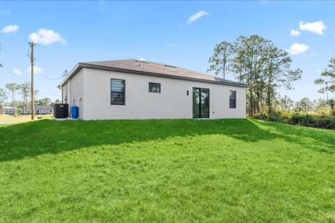 House in Lehigh Acres, Florida 3 bedrooms, 117.99 sq.m. № 1989333 - photo 5