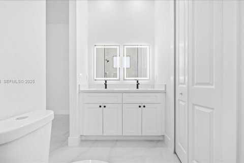 House in Lehigh Acres, Florida 3 bedrooms, 117.99 sq.m. № 1989333 - photo 11