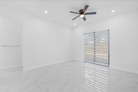 House in Lehigh Acres, Florida 3 bedrooms, 117.99 sq.m. № 1989333 - photo 27